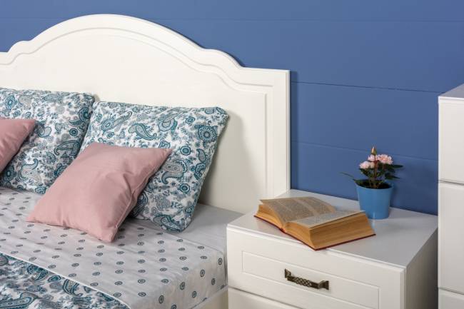 Кровать 1600 Ливерпуль с основанием и двумя тумбами с полками цвет ясень ваниль/белый